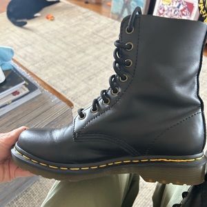 Dr. Martens 1460 Pascal black leather.